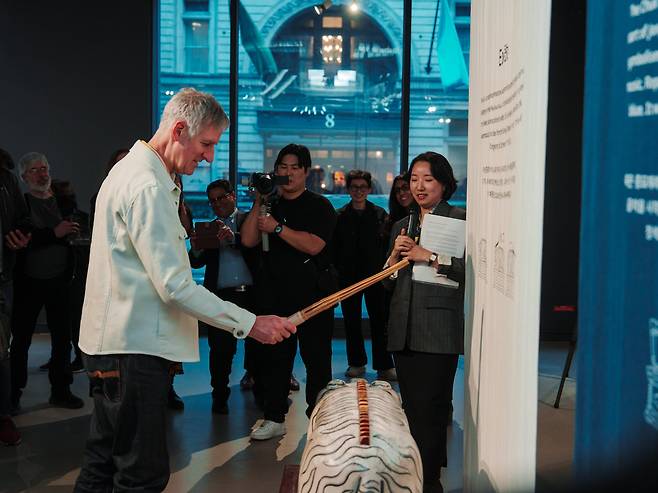 영국 런던 주영한국문화원에서 열린 '조선의 악기, 과학을 울리다' 전시에서 현지 관람객이 우리 전통 악기인 '어'를 연주하고 있다./국립중앙과학관
