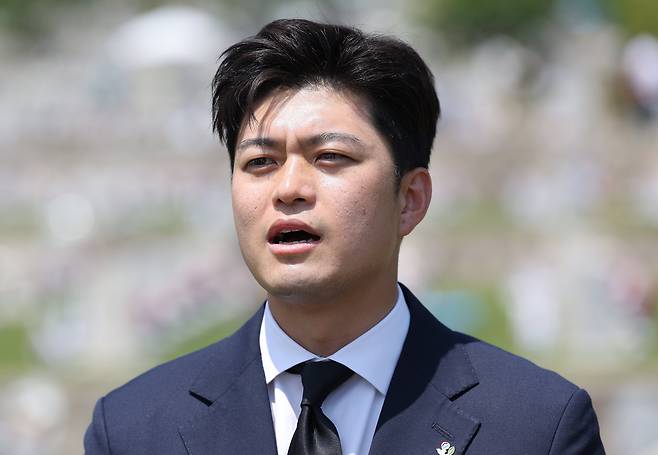 국민의힘 김용태 비상대책위원장이 6일 서울 동작구 국립서울현충원에서 취재진 질문에 답하고 있다. /연합뉴스