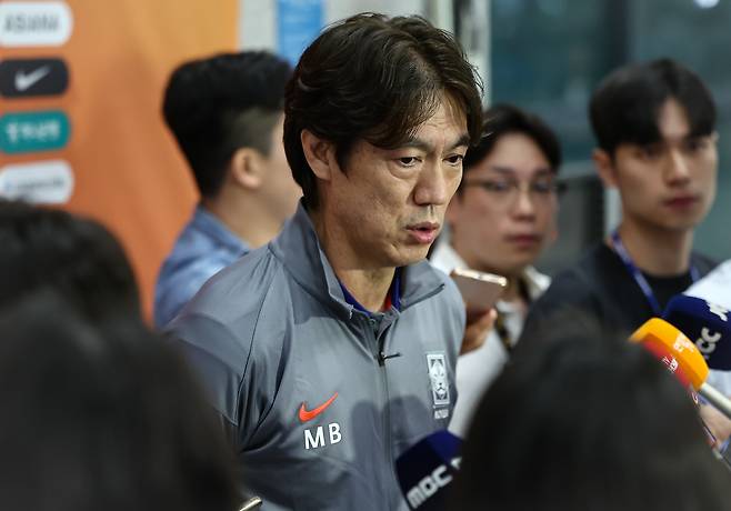 홍명보 축구국가대표팀 감독이 6일 이라크와 북중미 월드컵 예선경기를 마치고 인천국제공항 제1터미널을 통해 귀국해 취재진 질문에 답하고 있다. /뉴스1
