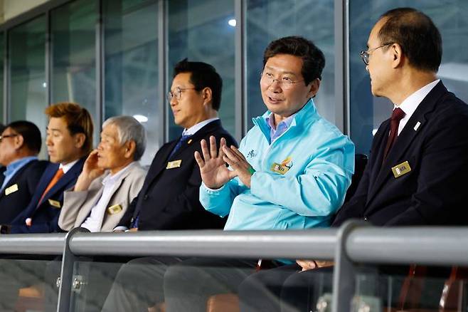 이상일 용인특례시장이 지난 5일 용인미르스타디움에서 열린 대한민국 남자축구 국가대표 U-22팀과 호주 U-22팀의 평가전 경기에서 대한축구협회 관계자와 이야기하고 있다.ⓒ 용인시 제공