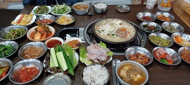 서울 마포구 노고산동 ‘옥돌구이 한정식’의 1인분 기준 1만5000원짜리 한상차림. 김도언 소설가 제공