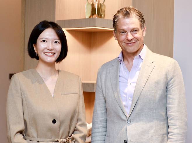 최수연 네이버 최고경영자(CEO·왼쪽)는 3일(현지 시간) 미국 로스앤젤레스 넷플릭스 오피스를 방문해 그레그 피터스 넷플릭스 공동 CEO를 만나 양 사의 협업 가능성을 논의했다. 네이버 제공