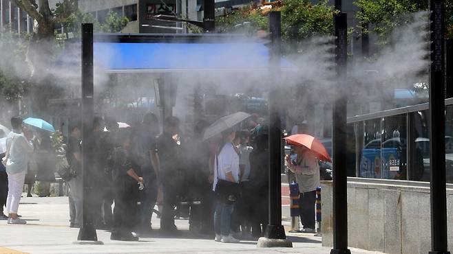 초여름 날씨를 보인 4일 시민 사이로 쿨링포그가 가동되고 있다. 2025.6.4.뉴스1