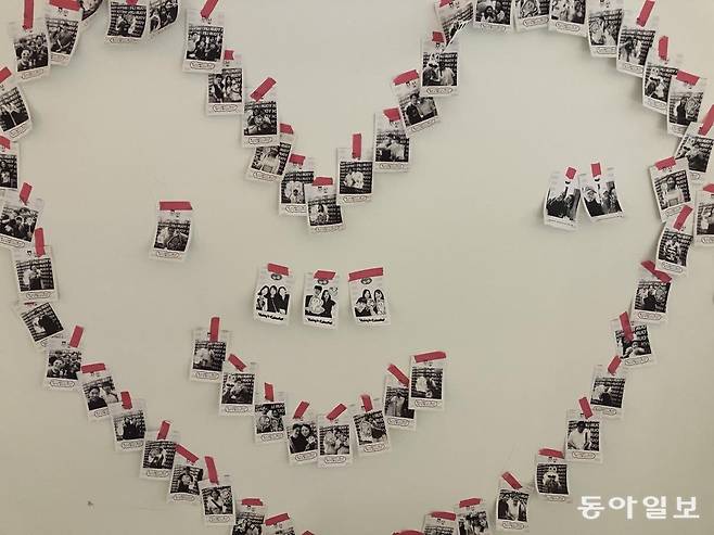 소호거리 방문객들이 남긴 사진으로 만든 하트모양 장식물. 속초=신석호 기자 kyle@donga.com