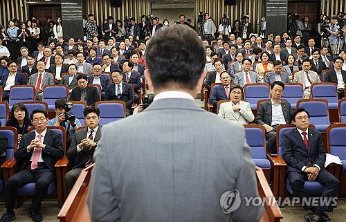 5일 국민의힘 의원총회에서 발언하는 권성동 원내대표 뒷모습(사진=연합뉴스)