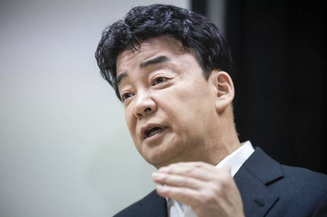 [서울=뉴시스] 정병혁 기자 = 백종원 더본코리아 대표가 28일 서울 서초구의 한 회의공간에서 열린 더본코리아 주주총회에서 취재진의 질문에 답하고 있다. 2025.03.28. jhope@newsis.com /사진=뉴시스