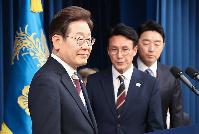 이재명 대통령이 4일 서울 용산구 대통령실 청사 브리핑룸에서 국무총리와 국정원장, 대통령 비서실장 등 인선발표를 하기 위해 입장하고 있다. 2025.6.4/뉴스1 ⓒ News1 허경 기자 /사진=뉴스1