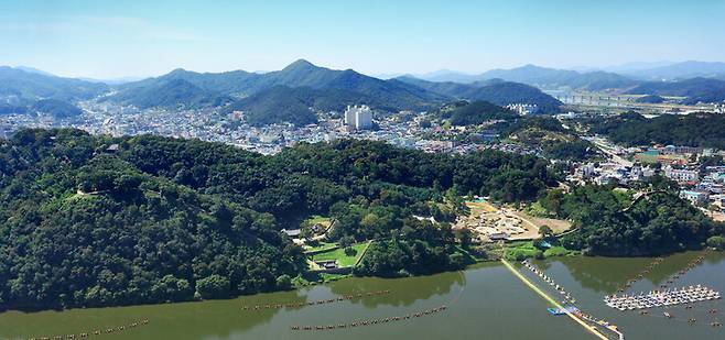 금강 변에 자리 잡은 공산성과 공주 시내의 모습. 공주시청 누리집