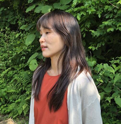 남현정 작가는 4일 한겨레에 “모리스 라벨의 2악장에서 제목을 가져왔다”며 “굉장히 초조한 상태였는데 ‘아주 천천히’라는 어감이 내게 큰 위로가 됐고 소설을 향한 내 마음이란 생각이 순간 들어서 처음부터 표제작 제목으로 생각해 왔다”고 말했다. “대중적으로, 친절하게, 재밌는 소설을 쓰고도 싶었지만 내게서 나오는 소설이 이런 방식이라 고독과 답답함도 있었다”며 “다만 작품에 아름다운 문장이 있다면 그 문장 하나에만이라도 붙들려주시길 바랄 뿐”이라고 말했다. ‘인물들이 서운해하지 않겠냐’ 물으니, 작가는 망설이다 말했다. “괜찮습니다, 아주 작은 순간이 얼마나 중요한지 정도는 잘 알고 있는 이들이니까요.” 문학과지성사 제공