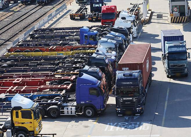 2022년 12월5일 화물연대 파업 12일째 경기 의왕시 내륙컨테이너기지(ICD)에서 컨테이너를 싣고 있는 화물차가 파업으로 멈춰 선 화물차 사이를 오가고 있다. 연합뉴스