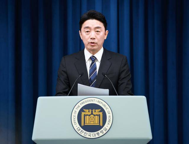 강훈식 대통령비서실장이 6일 서울 용산구 대통령실 브리핑룸에서 조직개편안을 발표하고 있다. 뉴시스