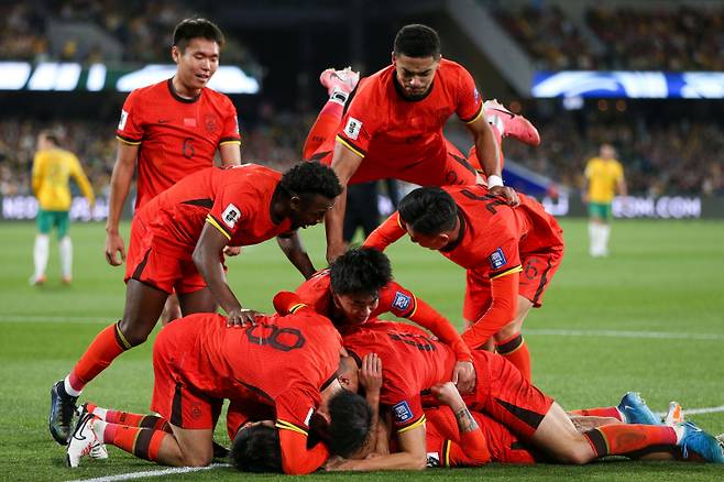 중국 축구대표팀 선수들이 10일 호주 애들레이드 오벌에서 열린 호주와의 2026 FIFA 북중미 월드컵 아시아 3차 예선 C조 3차전에서 선제골을 넣은 뒤 기뻐하고 있다. EPA=연합뉴스
