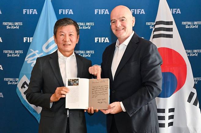 인판티노 FIFA 회장과 FIFA SNS에 게시된 정몽규 KFA 회장의 모습. 사진=인판티노 SNS