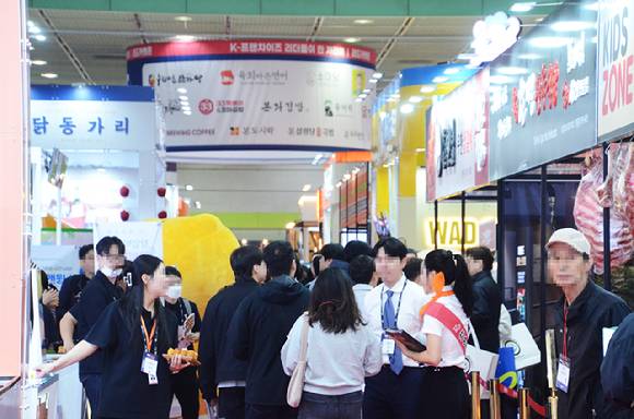 지난 4월 서울 코엑스에서 열린 제58회 IFS 프랜차이즈 창업 산업 박람회 참관객들이 부스를 둘러보고 있다. [사진=한국프랜차이즈산업협회]