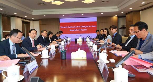 황대호 경기도의회 문화체육관광위원장 등 위원들이 지난 5일(현지시간) 중국 장쑤성 인민대표대회 외사위원회와 정책간담회를 하고 있다. [사진=경기도의회]