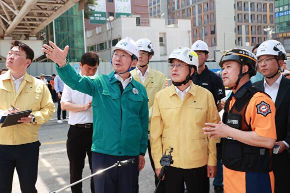 이상일 용인특례시장이 6일 서천동 천공기 전도 사고 현장을 살펴보고 있다. [사진=용인특례시]