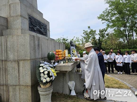 6일 죽림사가 탑산 학도의용군 위령탑 앞에서 6·25 전쟁 당시 조국을 위해 산화한 학도병들을 기리는 위령제를 봉행하고 있다. [사진=죽림사]