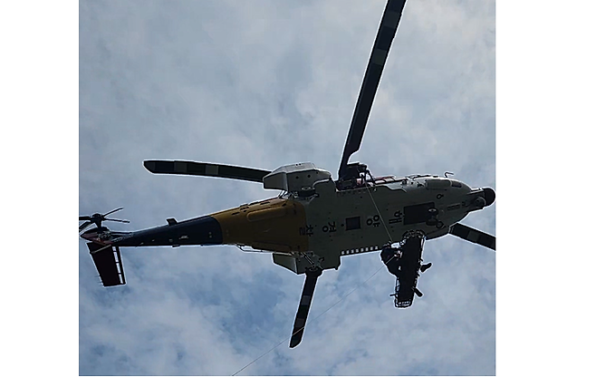 정비 중인 소방헬기를 대신해 투입된 해경헬기로 환자 구조가 이뤄지는 모습 (제주소방안전본부 제공)