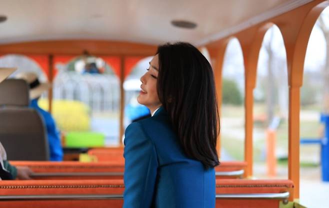 김건희 여사가 지난 2023년 3월 전남 순천 순천만국제정원박람회장에서 정원을 둘러보는 모습