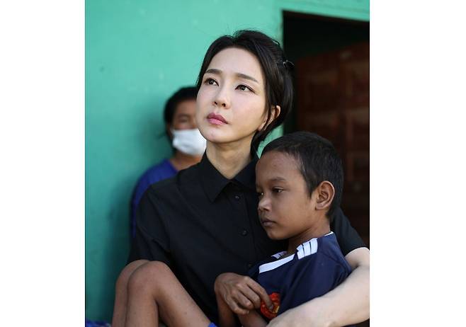 김건희 여사가 지난 2022년 11월 캄보디아에서 심장질환 소년을 안고 있는 모습