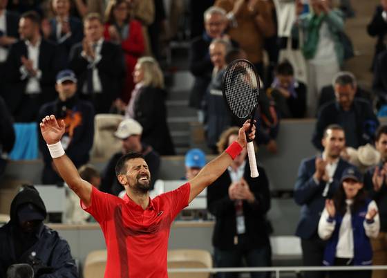‘난적’ 츠베레프를 제압하고 프랑스오픈 4강에 오른 뒤 감격하는 조코비치. [신화=연합뉴스]