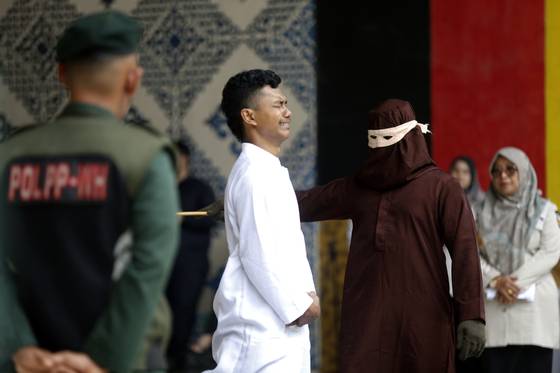 4일(현지시간) 인도네시아 아체 특별자치주서 태형받는 남성. EPA=연합뉴스