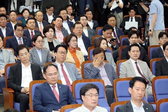 5일 서울 여의도 국회에서 열린 국민의힘 의원총회에서 의원들이 권성동 원내대표의 발언을 듣고 있다. 연합뉴스