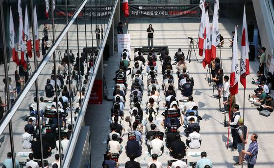 네이버 노조원들이 지난달 27일 경기도 성남시 네이버본사 로비에서 최인혁 네이버 전 최고운영책임자(COO)의 테크비즈니스 부문 대표 복귀 반대 집회를 하고 있다. 뉴스1