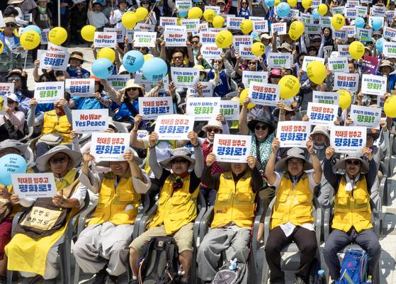 6일 오전 경기도 파주시 임진각에서 열린 DMZ평화순례단과 함께 하는 한반도평화대회에서 참석한 전국의 시민들이 구호를 외치고 있다. 김정훈 기자