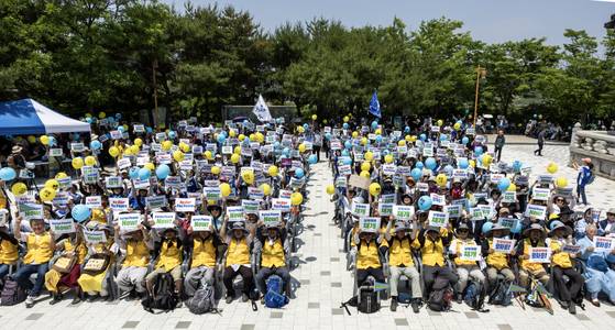 6일 오전 경기도 파주시 임진각에서 열린 DMZ평화순례단과 함께 하는 한반도평화대회에서 참석한 전국의 시민들이 구호를 외치고 있다. 김정훈 기자
