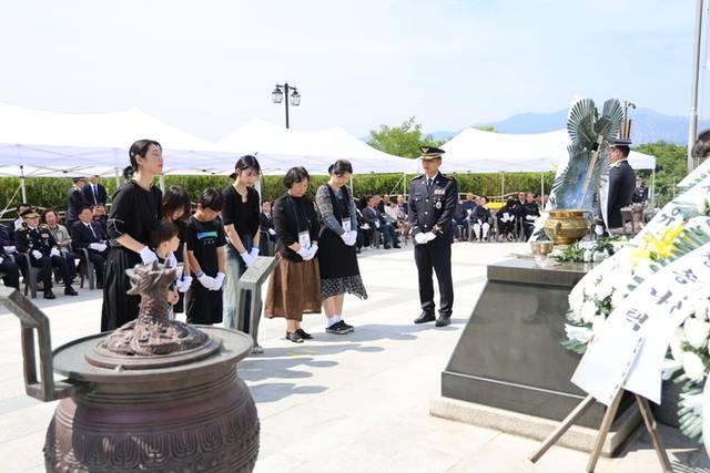 ▲ 속초해경은 6일 제70회 현충일 맞아 전사·순직 해양경찰 추념식을 거행했다.