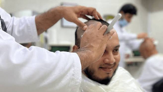 머리를 짧게 자르는 순례자