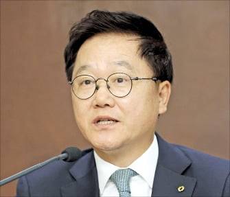 강석훈 산업은행 회장이 지난해 6월 기자간담회에서 발언하고 있다.    /연합뉴스