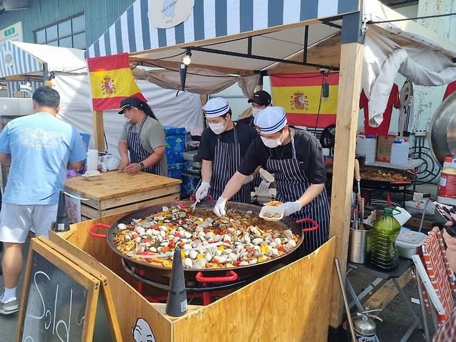 빠에야를 만드는 요리사들. 민건태 기자