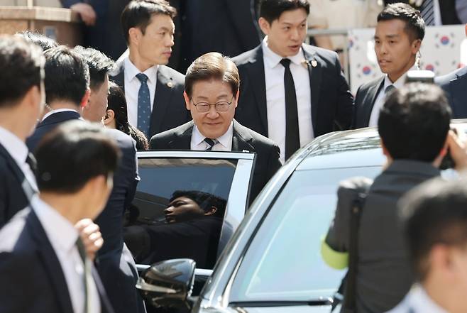 이재명 대통령이 제21대 대통령 임기를 시작한 4일 오전 인천 계양구 자택 앞에서 열린 주민 환송 행사를 마친 후 국립서울현충원으로 향하는 차량에 탑승하고 있다. /사진=뉴스1