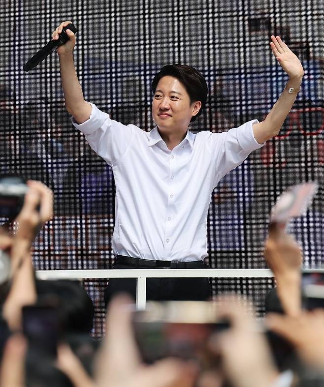 이준석 개혁신당 대선 후보가 제21대 대통령 선거를 사흘 앞둔 5월 31일 오후 경기 안양시 평촌로데오거리에서 열린 유세에서 막판 지지를 호소하고 있다.사진=뉴스1