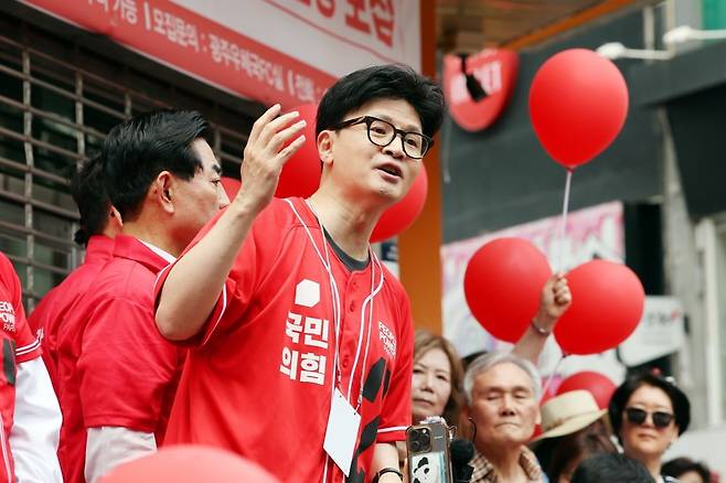 제21대 대통령선거 사전투표 첫날인 5월 29일 오후 광주 동구 충장로우체국 앞에서 국민의힘 한동훈 전 대표가 유세하고 있다. 사진=연합뉴스