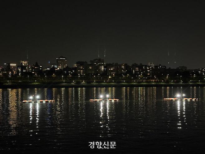 서울 성수동 인근 한강에 동양하루살이 포집을 위한 조명이 설치돼 있다. 오경민 기자