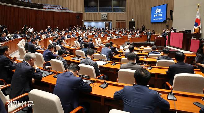 박찬대 더불어민주당 당대표 직무대행 겸 원내대표가 5일 국회에서 열린 의원총회에 참석해 발언하고 있다. 성동훈 기자