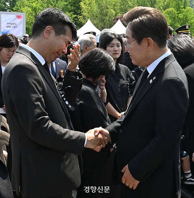 이재명 대통령이참석자와 악수를 하고 있다. 대통령실사진기자단