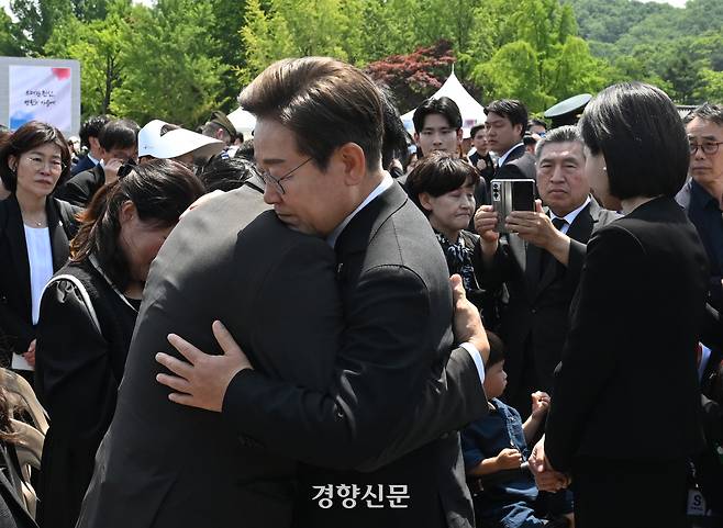 이재명 대통령이 참석자를 위로하며 포옹하고 있다, 대통령실사진기자단