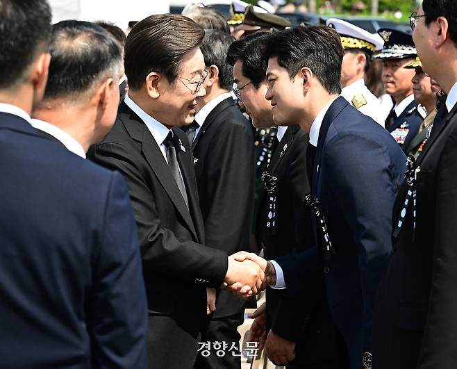 이재명 대통령이 6일 서울 동작구 국립서울현충원에서 열린 제70회 현충일 추념식에서 김용태 국민의힘 비상대책위원장과 악수하고 있다. 대통령실사진기자단