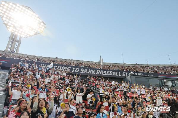 6일 현충일을 맞아 전국 5곳 야구장에 만원 관중이 몰려 올 시즌 세 번째 동시 매진 기록을 세웠다. 사진은 지난 3일 부산 사직구장을 가득 메운 관중 모습. 롯데 자이언츠 제공