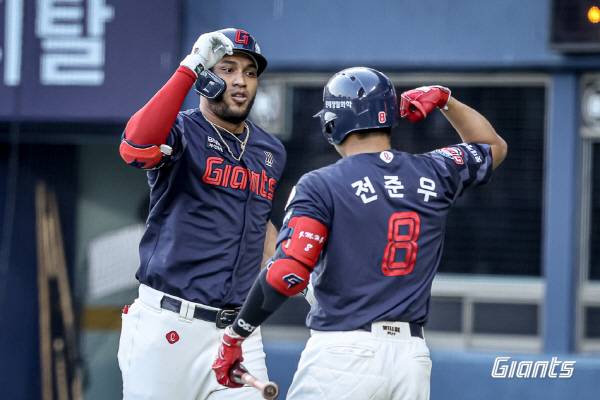 6일 서울 잠실구장에서 열린 두산과 3연전 첫 번째 경기에서 롯데 빅터 레이예스가 8회 투런 홈런을 친 뒤 전준우와 세리모니를 하고 있다. 롯데 자이언츠 제공