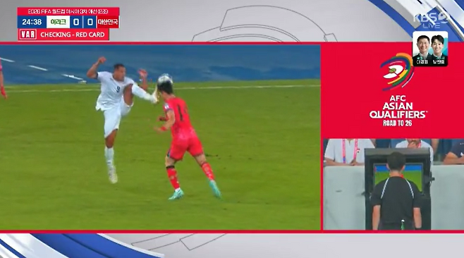 이라크 알리 알 하마디가 6일 오전 3시15분(한국시간) 이라크 바스라 국제경기장에서 열린 한국과 이라크 경기에서 조유민을 가격하고 있다. KBS 중계 캡쳐