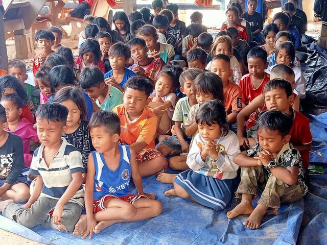 교회 맨바닥 파란 비닐 위에서 주일예배를 드리고 있는 안롱벵 지역 아이들. 짠니응씨 제공