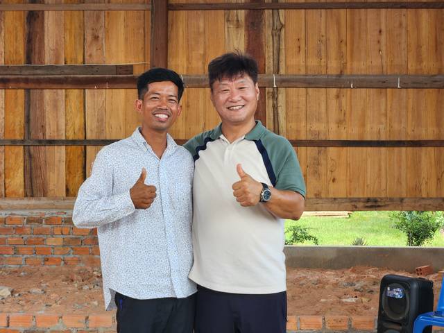 기아대책 황반석(오른쪽) 선교사와 짠니응씨가 지난 3일 캄보디아 안롱벵의 진리의길교회터 위에서 엄지를 세워 보이고 있다.