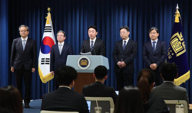 강훈식 대통령 비서실장이 6일 서울 용산 대통령실 청사에서 대통령실 참모 인선을 발표하고 있다. 왼쪽부터 문진영 사회수석, 김용범 정책실장, 강 비서실장, 하준경 경제성장수석, 류덕현 재정기획보좌관. 김지훈 기자