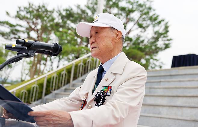 박덕용 6·25참전유공자회 칠곡군지회장이 제70회 현충일 추념식에서 ‘전우에게 보내는 편지’를 낭독하며 눈시울을 붉히고 있다.    칠곡군 제공