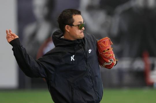 투구 동작 취해보는 원종현. 사진[연합뉴스]